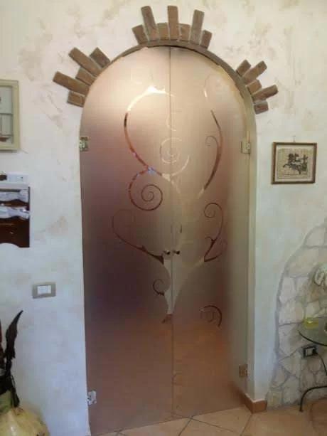 Specializzata da anni nell’incisione su vetro, La Vetreria Valenti progetta e realizza opere uniche in vetro e cristallo, curate...